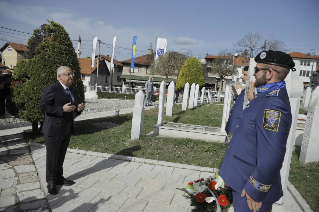 Bakan Güler, Kovaçi Şehitliği'ni ziyaret etti 2